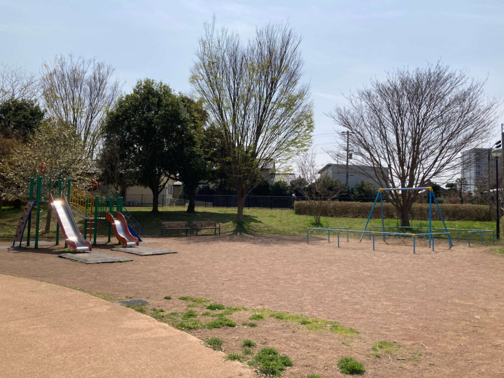 ひたち野おやま公園の滑り台、ブランコ