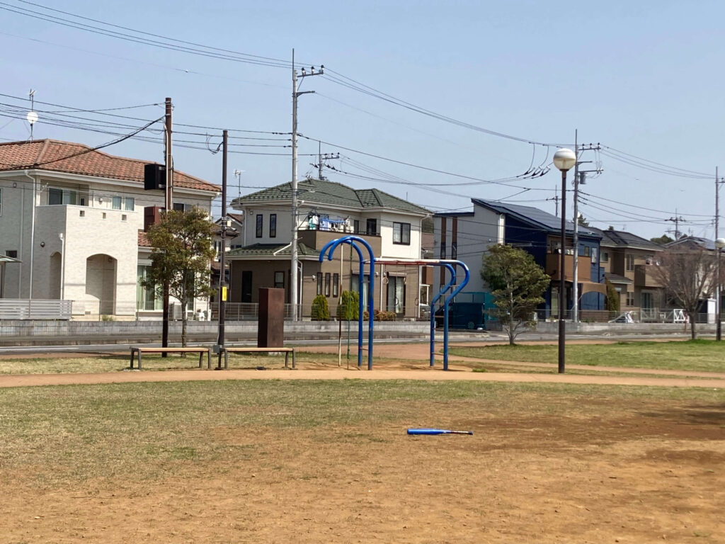 ひたち野おやま公園の遊具とベンチ