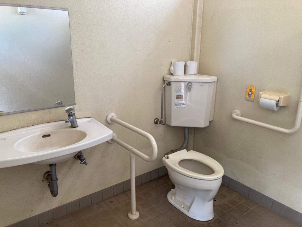 ひたち野おやま公園トイレのなか