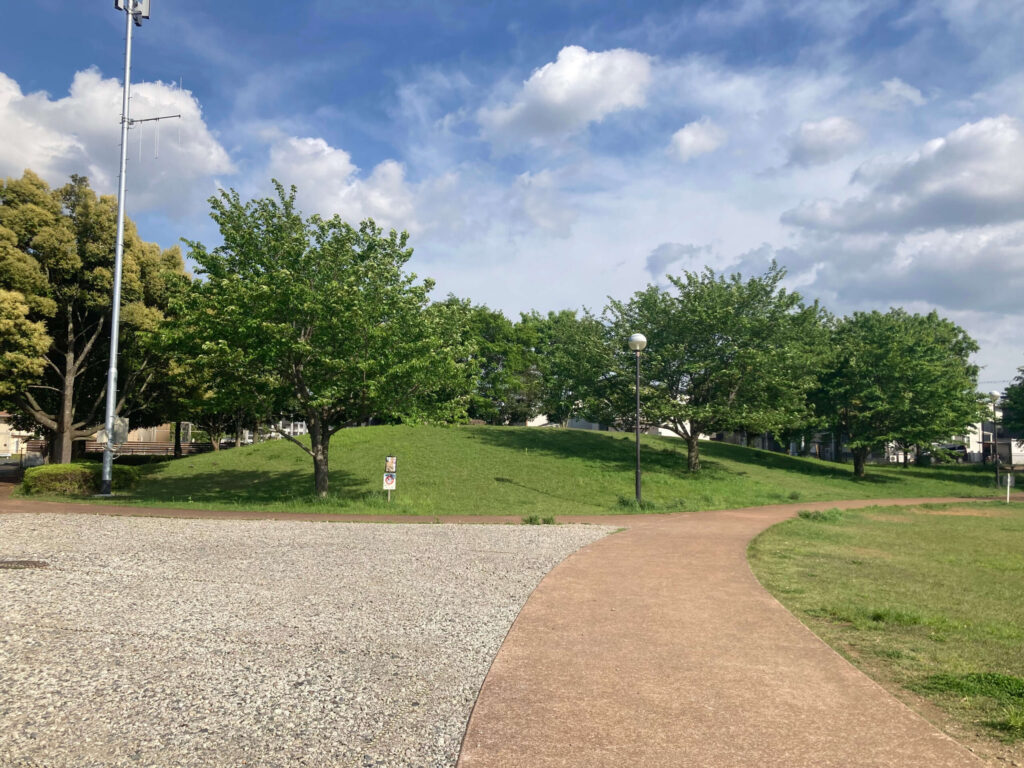 ひたち野おやま公園の駐車場、築山